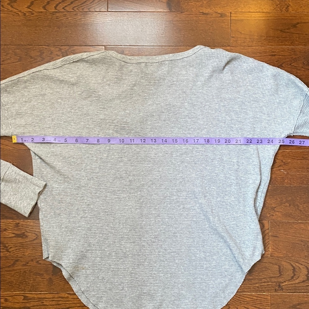 TNA Long Sleeve Waffle Knit Top Size Small Grey V-Neck Oversized Fit - Picture 6 of 11